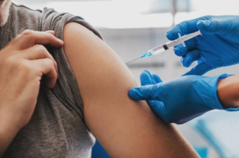 Vaccinatie weigeren: géén reden voor ontslag op staande voet